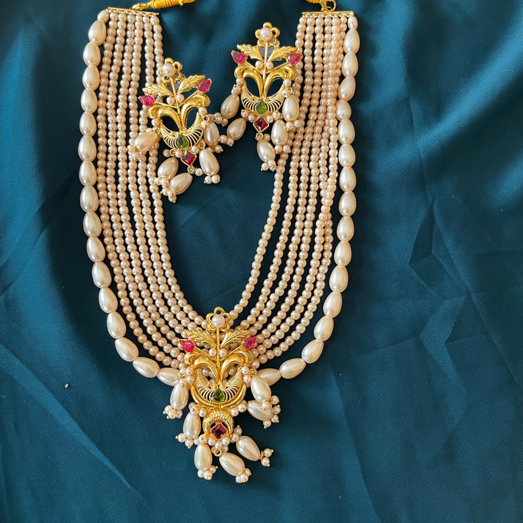 Luxurious Gold And Pearl Necklace Set